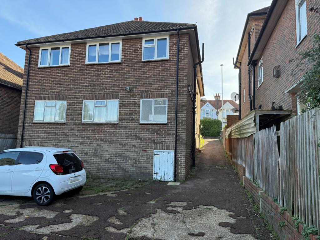 Lot: 87 - TWO-BEDROOM FLAT WITH GARAGE IN NEED OF UPDATING - Rear elevation and driveway